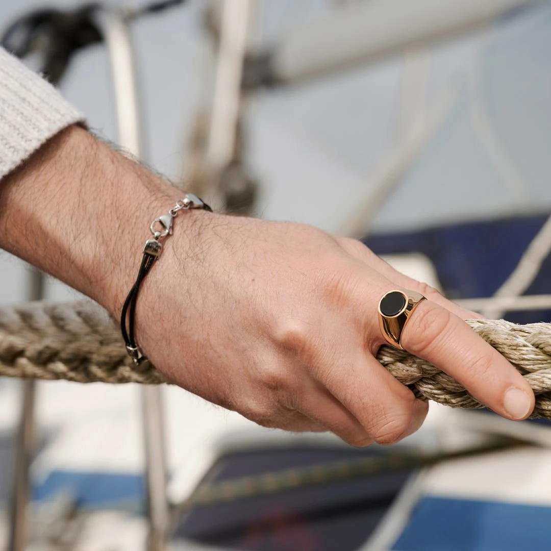 Lucleon Bague Dorée Avec Pierre Onyx Law 6 Lucleon Bague Dorée Avec Pierre Onyx Law – Image 4