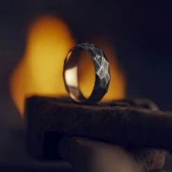 Lucleon Fortis | Anneau à Facettes En Acier Damas Gris Gunmetal Et Titane Couleur Or Rose - 7 Mm -Bagues Magasin 1x1 damascus rings5154 25910