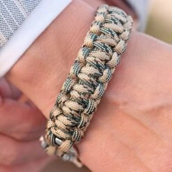 Tailor Toki Bracelet Paracord Sable -Bagues Magasin 21 green and tan paracord bracelet cropped