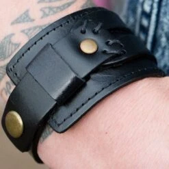 Collin Rowe Bracelet Large En Cuir Noir à 2 Bandes 13 Collin Rowe Bracelet Large En Cuir Noir à 2 Bandes -Bagues Magasin 27 wide black 2 striped leather bracelet cropped