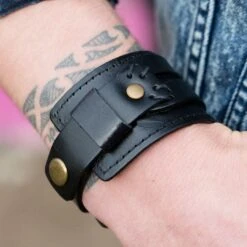 Collin Rowe Bracelet Large En Cuir Noir à 2 Bandes 11 Collin Rowe Bracelet Large En Cuir Noir à 2 Bandes -Bagues Magasin 3090 bracelet