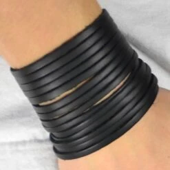 Collin Rowe Large Bracelet En Cuir Noir -Bagues Magasin 46 black wide multi leather bracelet cropped