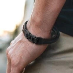 Lucleon Bracelet Roy à Simple Tour En Cuir Foncé Avec Fermoir Noir 13 Lucleon Bracelet Roy à Simple Tour En Cuir Foncé Avec Fermoir Noir -Bagues Magasin brown black roy single wrap bracelet 1