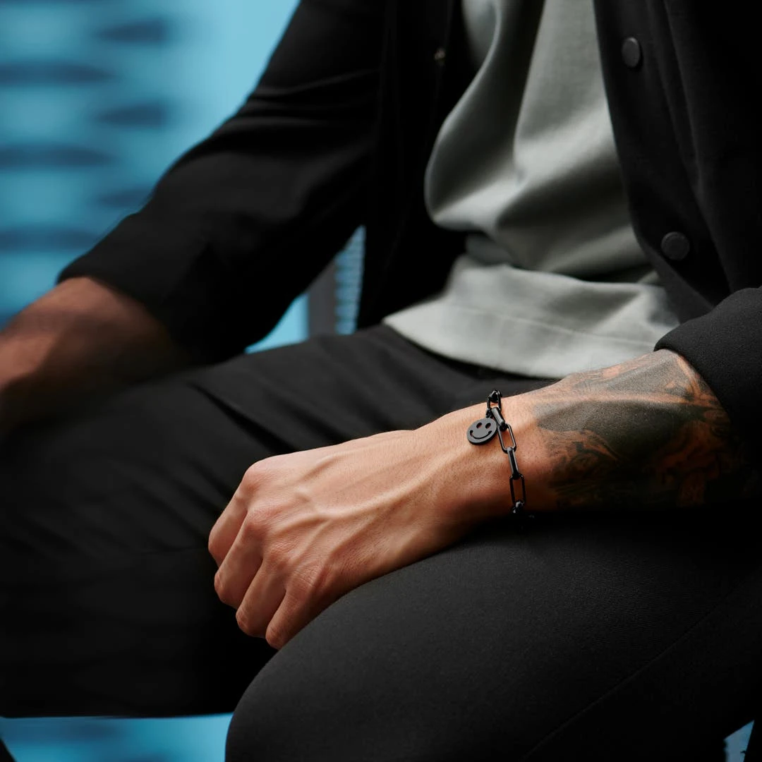 Lucleon Bracelet Amager Clarke Couleur Gris Gunmetal à Maille Torsadée Et Maille Gourmette Avec Pendentif Smiley 6 Lucleon Bracelet Amager Clarke Couleur Gris Gunmetal à Maille Torsadée Et Maille Gourmette Avec Pendentif Smiley – Image 4