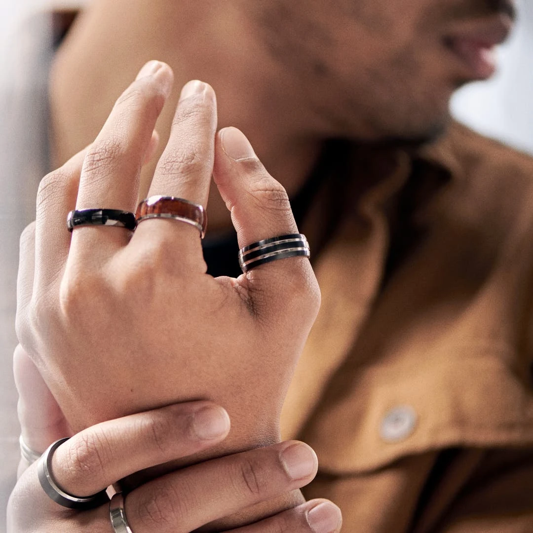 Lucleon Anneau Aesop Reed En Titane Noir Et Argenté 4 Lucleon Anneau Aesop Reed En Titane Noir Et Argenté – Image 2