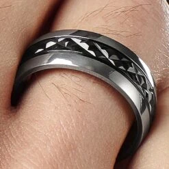 Fort Tempus Anneau En Titane Avec Détail Noir Centré 11 Fort Tempus Anneau En Titane Avec Détail Noir Centré -Bagues Magasin rst megashoot rings 3 5100