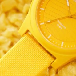 Waykins Recapture | Montre Jaune En Matériaux Recyclés -Bagues Magasin wa rst recapture recycled watch omhu novaverzija